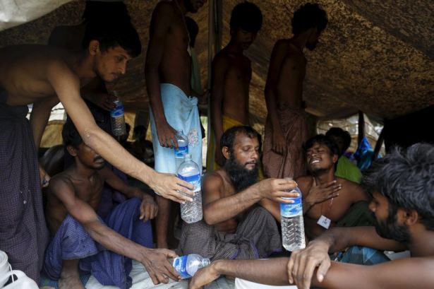 Arakanlı Müslümanlar yağmur suyu içiyor - 20