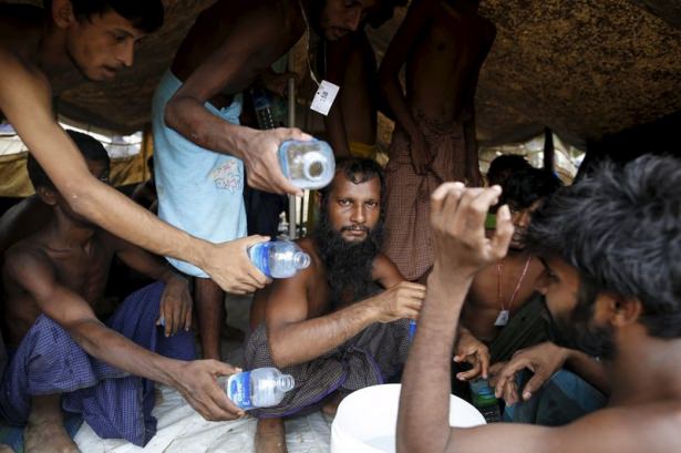 Arakanlı Müslümanlar yağmur suyu içiyor - 5