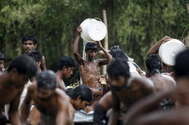 Arakanlı Müslümanlar yağmur suyu içiyor - 18