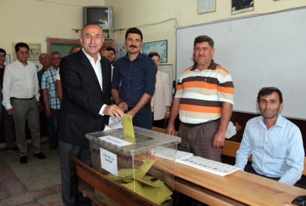 Bakanlar ve siyasetçiler oylarını kullandı - 9