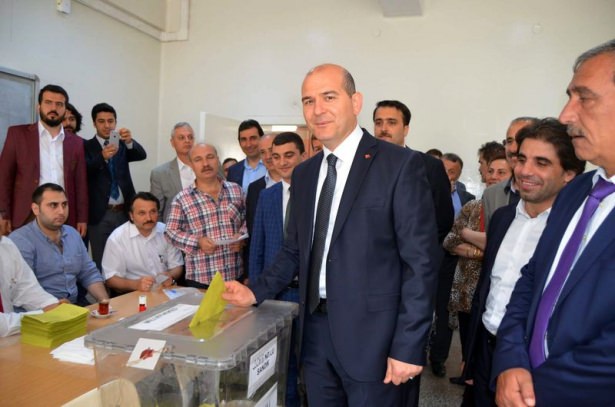 Bakanlar ve siyasetçiler oylarını kullandı - 10