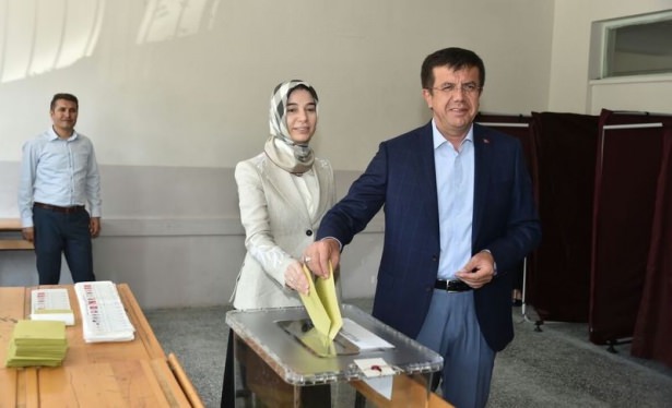 Bakanlar ve siyasetçiler oylarını kullandı - 11