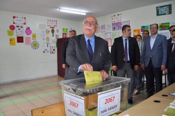 Bakanlar ve siyasetçiler oylarını kullandı - 12