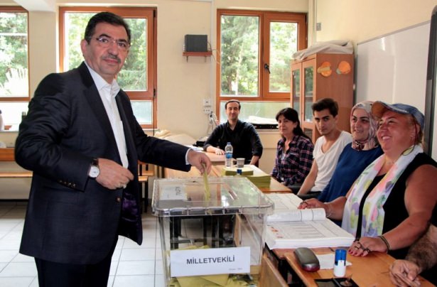 Bakanlar ve siyasetçiler oylarını kullandı - 13