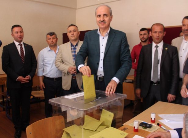 Bakanlar ve siyasetçiler oylarını kullandı - 6