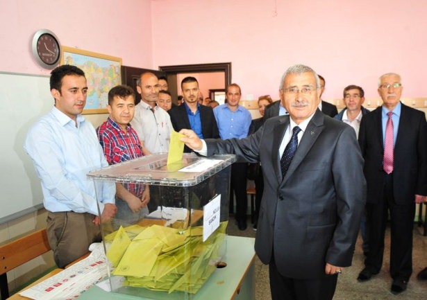 Bakanlar ve siyasetçiler oylarını kullandı - 15