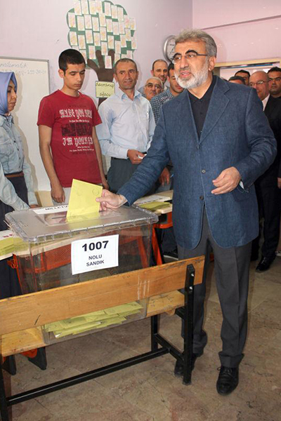 Bakanlar ve siyasetçiler oylarını kullandı - 14