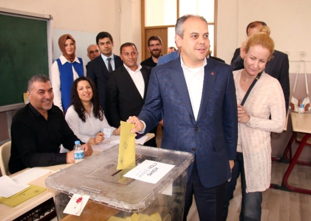 Bakanlar ve siyasetçiler oylarını kullandı - 16