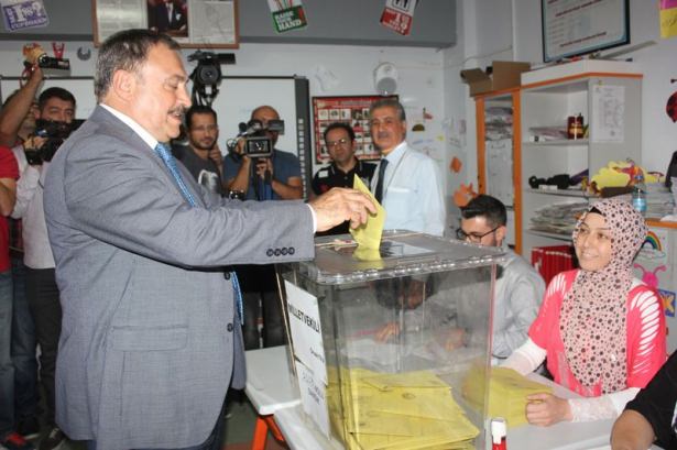 Bakanlar ve siyasetçiler oylarını kullandı - 19