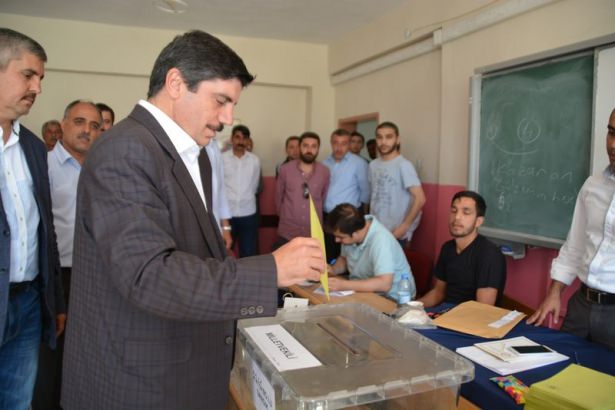 Bakanlar ve siyasetçiler oylarını kullandı - 22