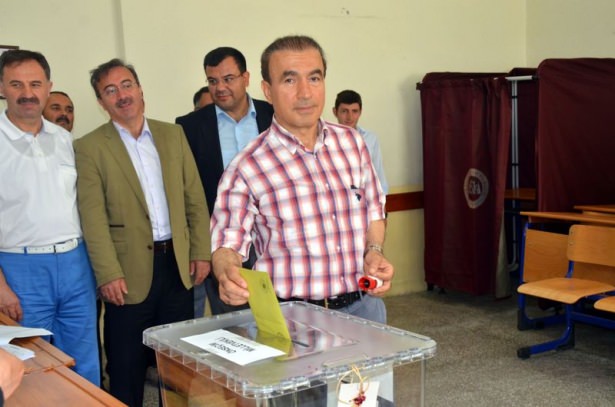 Bakanlar ve siyasetçiler oylarını kullandı - 21