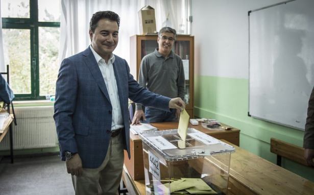 Bakanlar ve siyasetçiler oylarını kullandı - 2