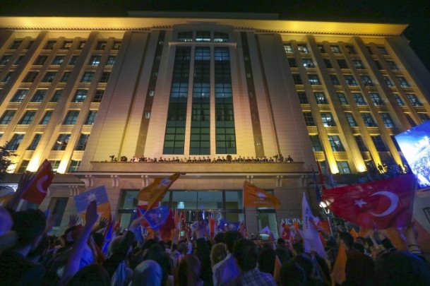 Başbakan Ahmet Davutoğlu balkon konuşmasında - 3