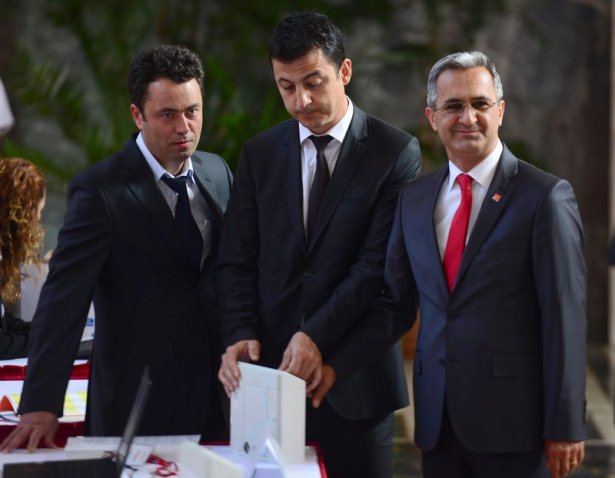 Milletvekilleri rozetlerini takıyor - 17