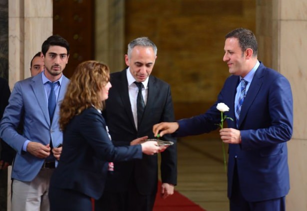 Milletvekilleri rozetlerini takıyor - 22