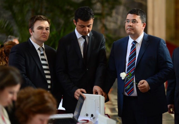 Milletvekilleri rozetlerini takıyor - 6