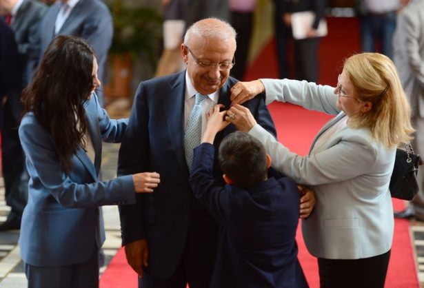 Milletvekilleri rozetlerini takıyor - 3