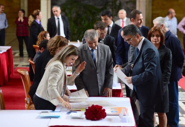 Milletvekilleri rozetlerini takıyor - 8