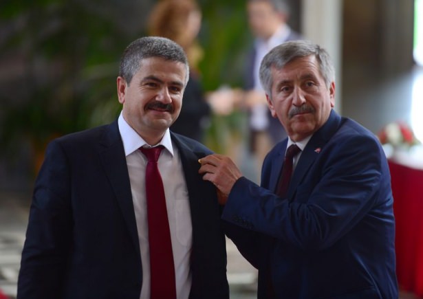 Milletvekilleri rozetlerini takıyor - 21