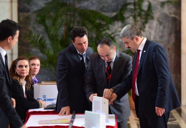 Milletvekilleri rozetlerini takıyor - 2