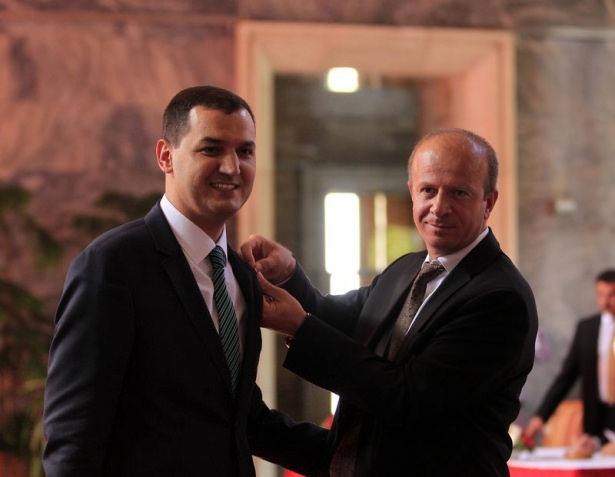 Milletvekilleri rozetlerini takıyor - 12