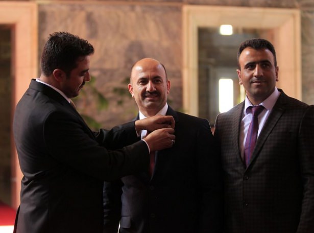 Milletvekilleri rozetlerini takıyor - 10