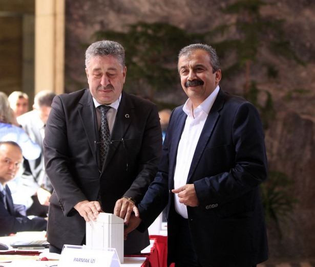 Milletvekilleri rozetlerini takıyor - 20