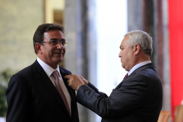 Milletvekilleri rozetlerini takıyor - 24