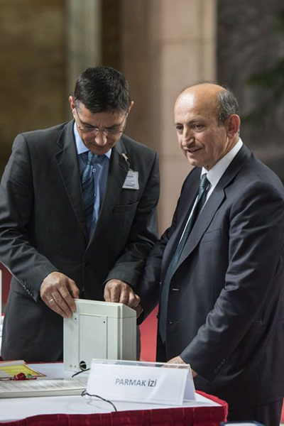 Milletvekilleri rozetlerini takıyor - 13