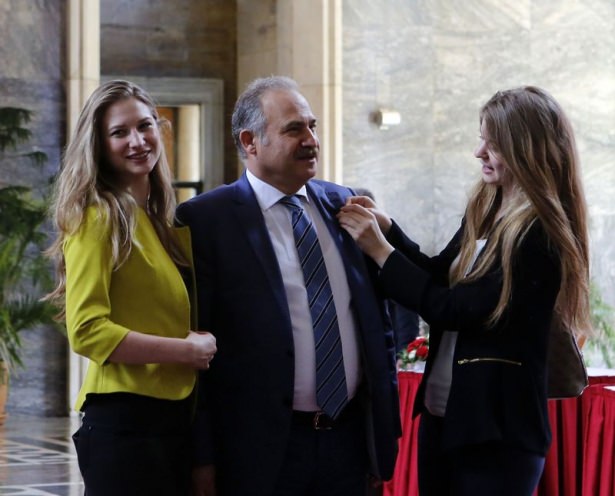 Milletvekilleri rozetlerini takıyor - 26