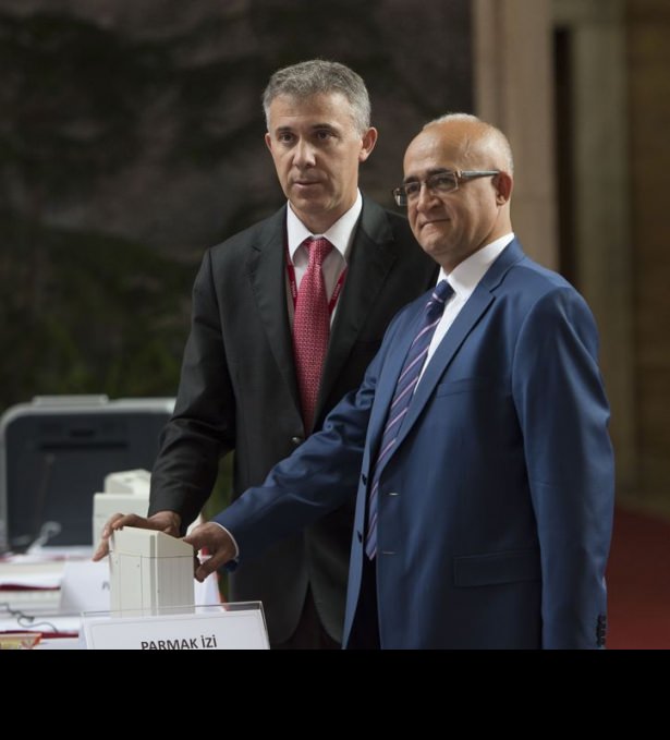 Milletvekilleri rozetlerini takıyor - 7