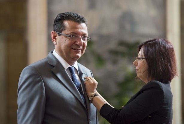 Milletvekilleri rozetlerini takıyor - 25