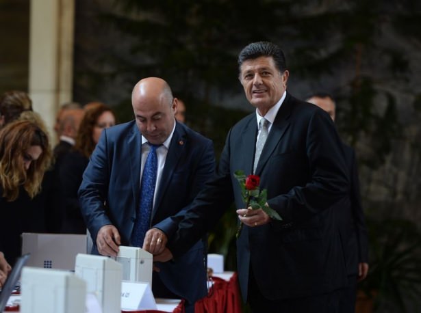 Milletvekilleri rozetlerini takıyor - 11