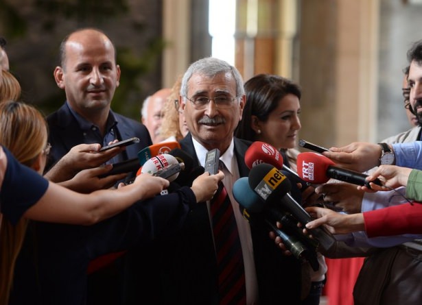 Milletvekilleri rozetlerini takıyor - 16