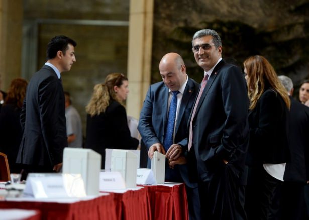 Milletvekilleri rozetlerini takıyor - 1