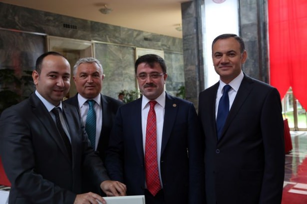 Milletvekilleri rozetlerini takıyor - 18