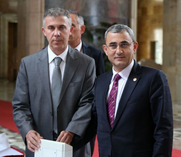 Milletvekilleri rozetlerini takıyor - 14