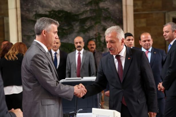 Milletvekilleri rozetlerini takıyor - 15