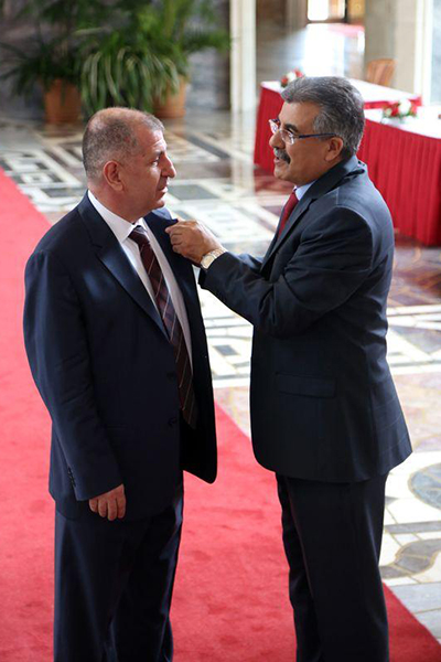 Milletvekilleri rozetlerini takıyor - 4