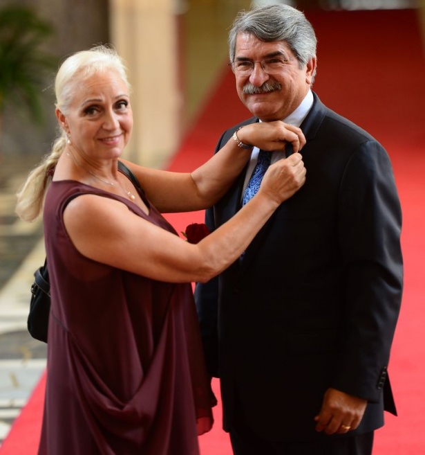 Milletvekilleri rozetlerini takıyor - 28