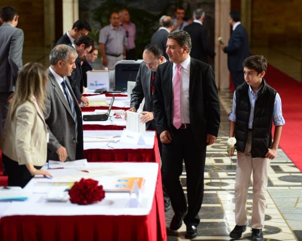 Milletvekilleri rozetlerini takıyor - 19