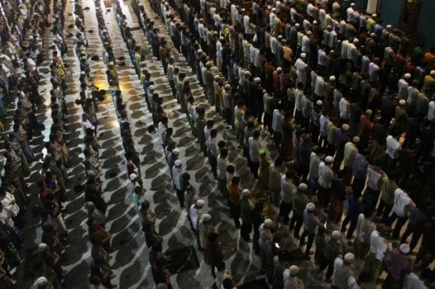 İlk teravih namazı kılındı - 1