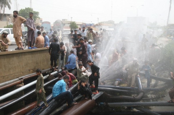 Sıcaktan bunalan Pakistanlılar suyla serinliyor - 1