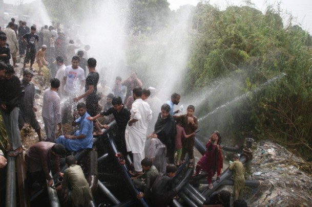 Sıcaktan bunalan Pakistanlılar suyla serinliyor - 5