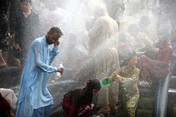 Sıcaktan bunalan Pakistanlılar suyla serinliyor - 3
