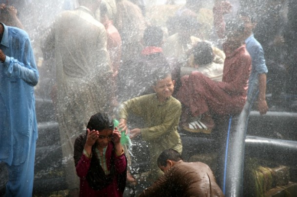 Sıcaktan bunalan Pakistanlılar suyla serinliyor - 4