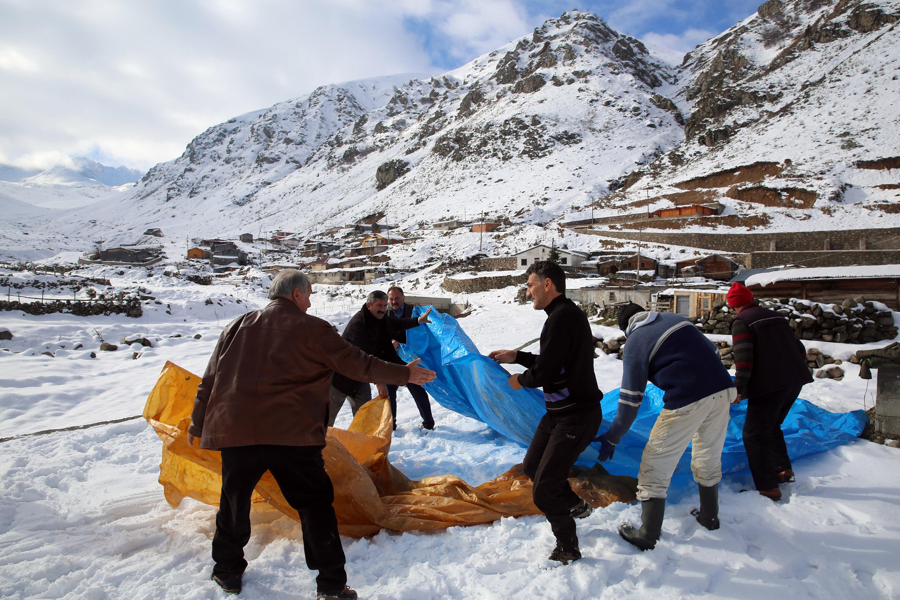 Minareyi çığdan, yan yatırarak koruyorlar - 2