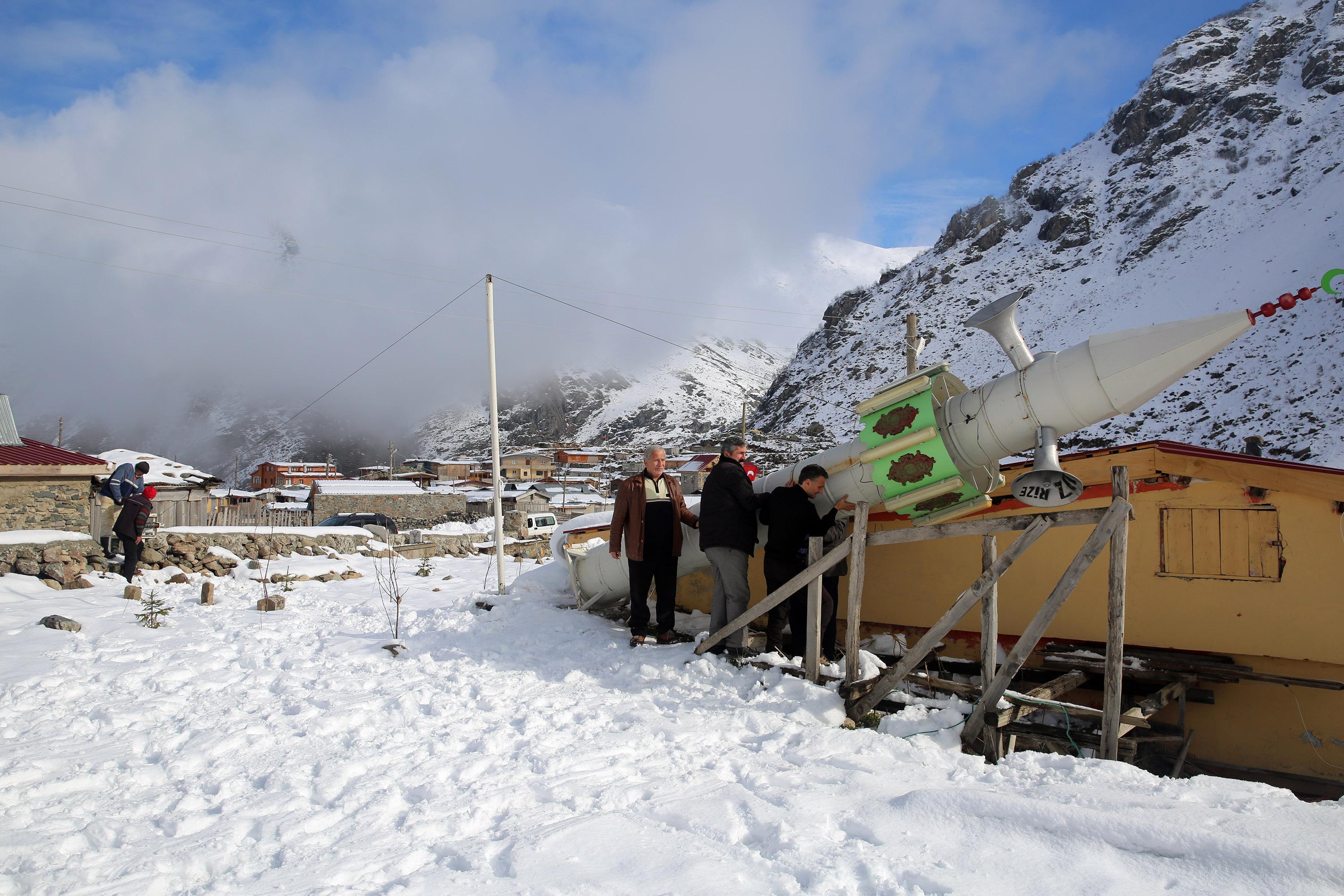 Minareyi çığdan, yan yatırarak koruyorlar - 3