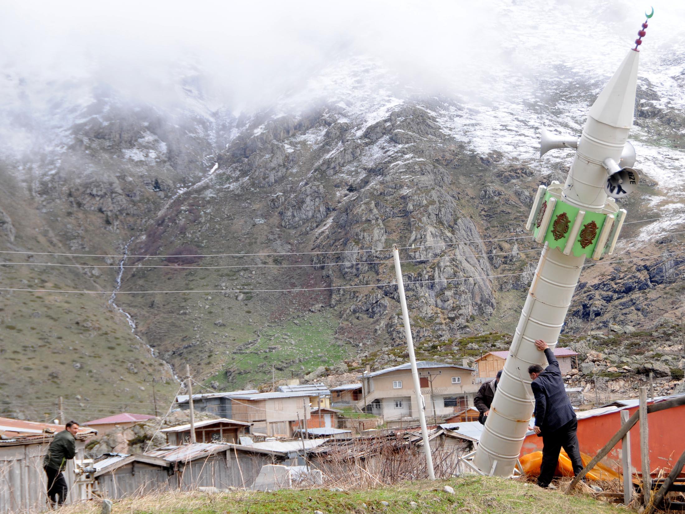 Minareyi çığdan, yan yatırarak koruyorlar - 1