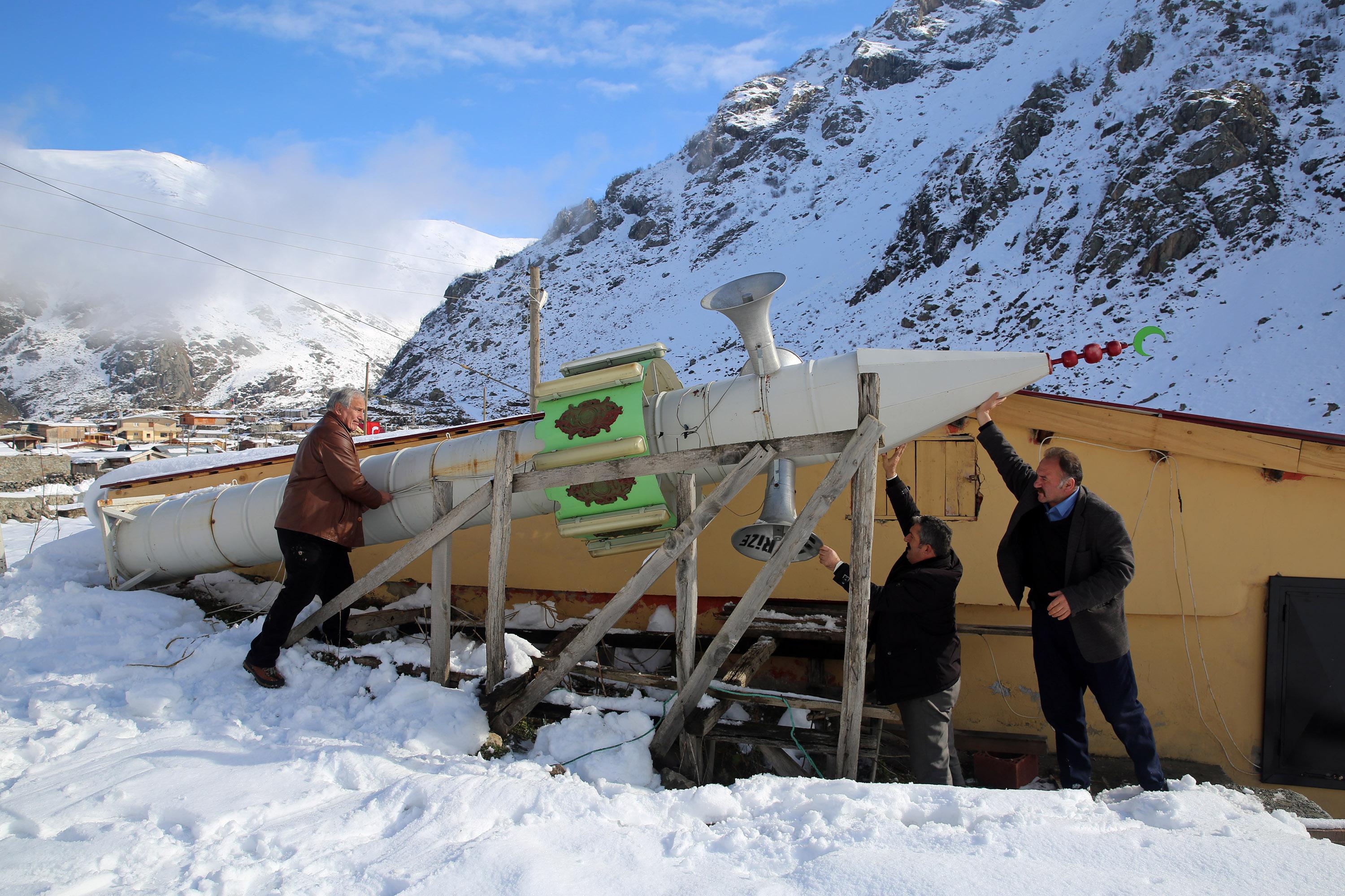 Minareyi çığdan, yan yatırarak koruyorlar - 5